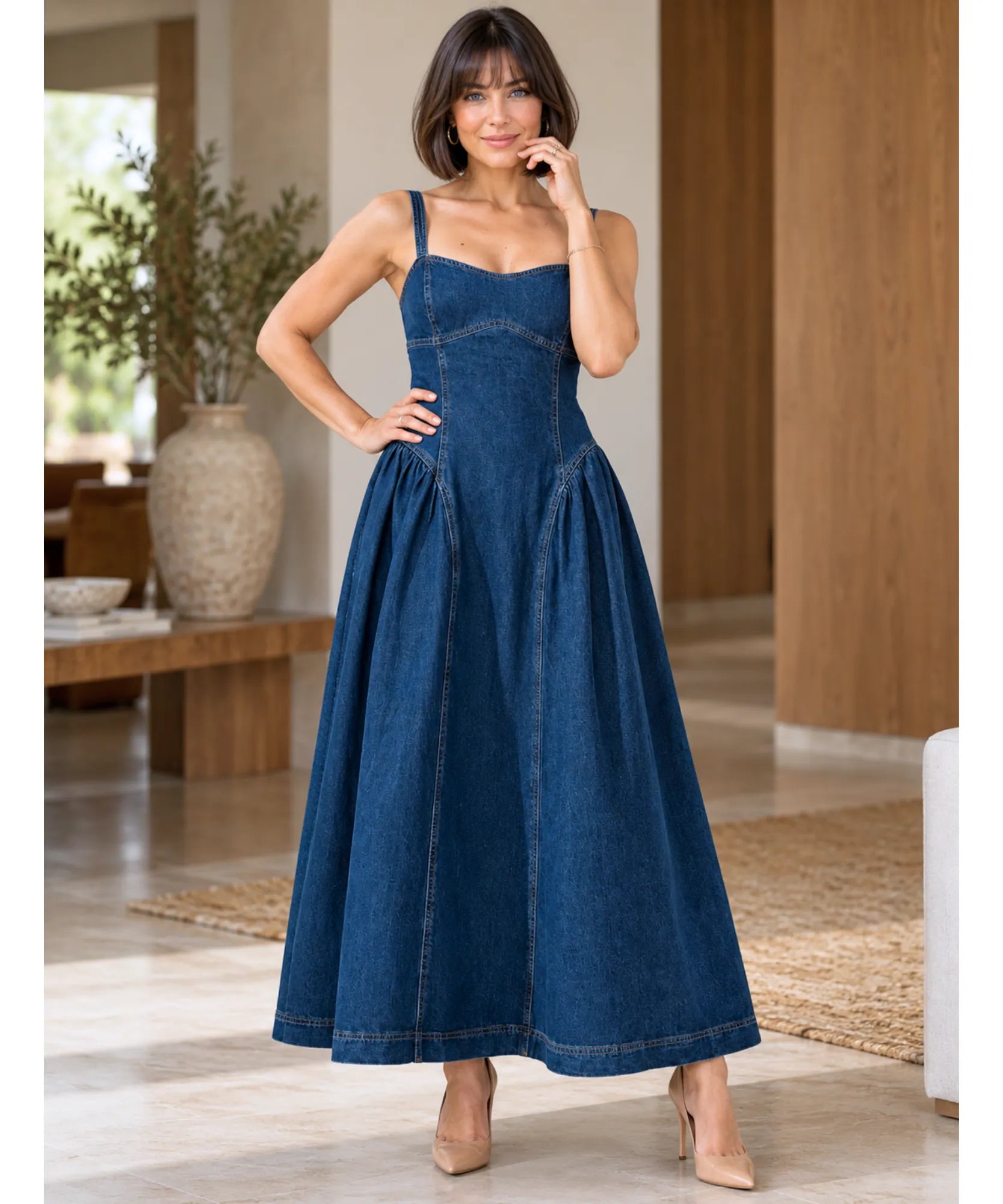 Vestido jeans longo azul com corpete ajustado e saia evasê