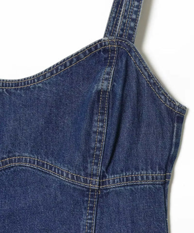 Detalhe do pesponto e da alça do vestido jeans longo azul