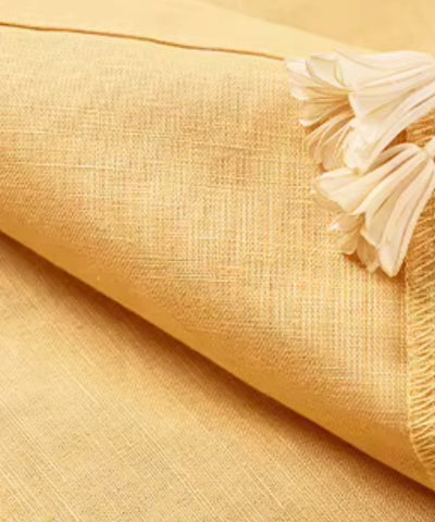 Detalhe da textura do tecido de linho amarelo
