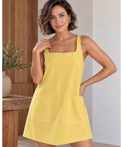 Vestido de linho curto amarelo, modelo de frente com alças grossas