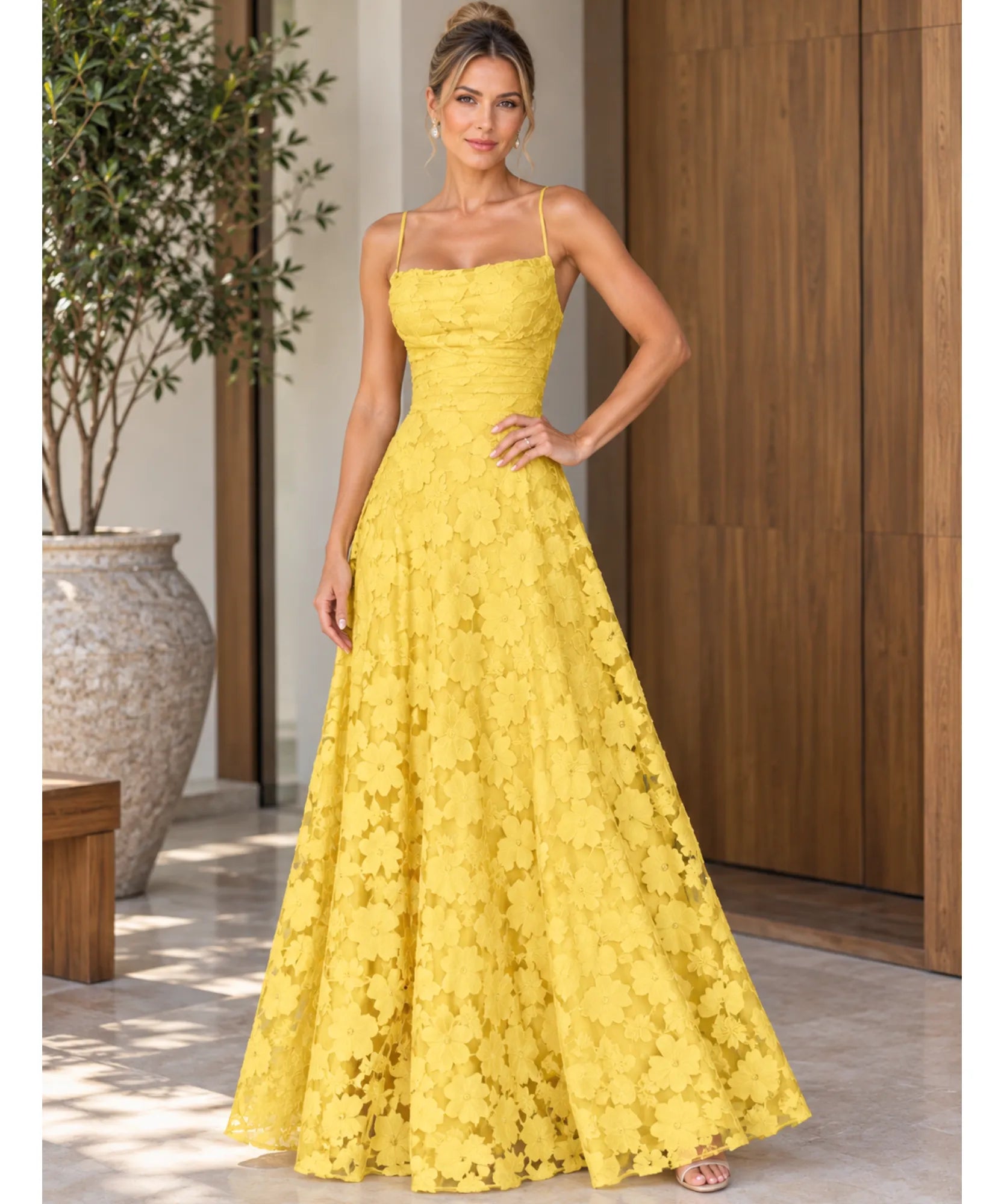 Vestido longo de renda amarelo com corpete franzido
