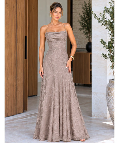 Vestido longo de renda bege visto de frente