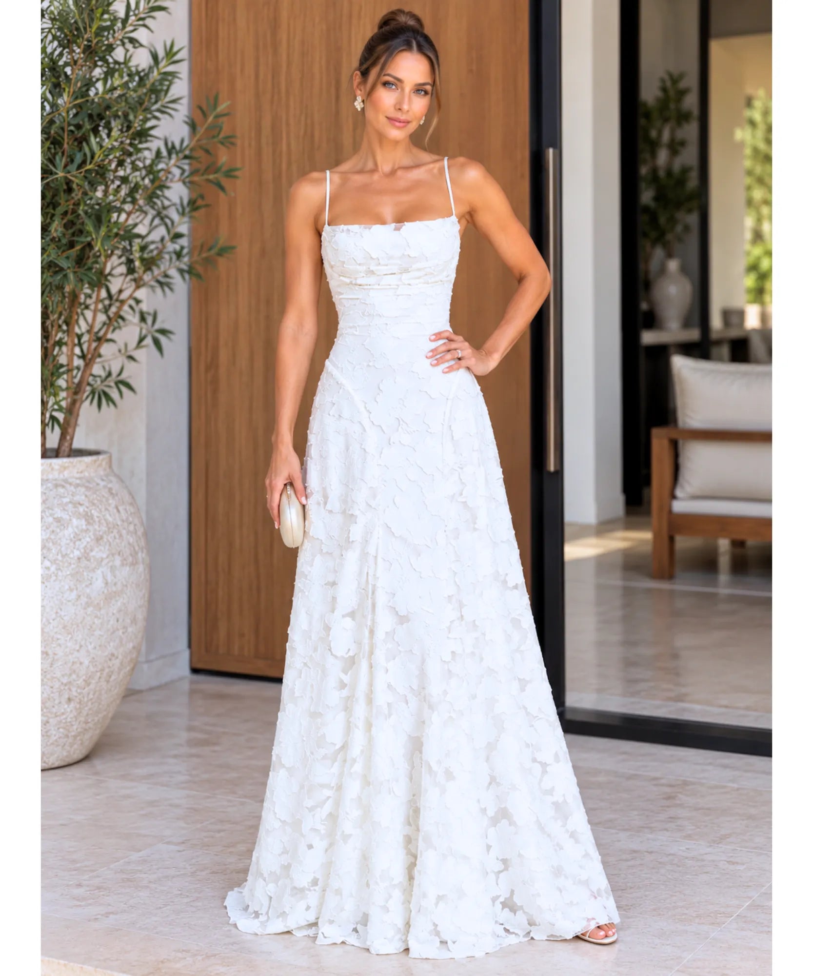 Vestido longo de renda branco com alças finas e saia evasê
