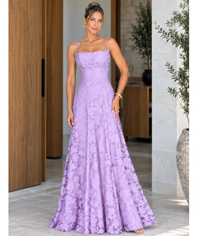 Vestido longo de renda lilás com alças finas