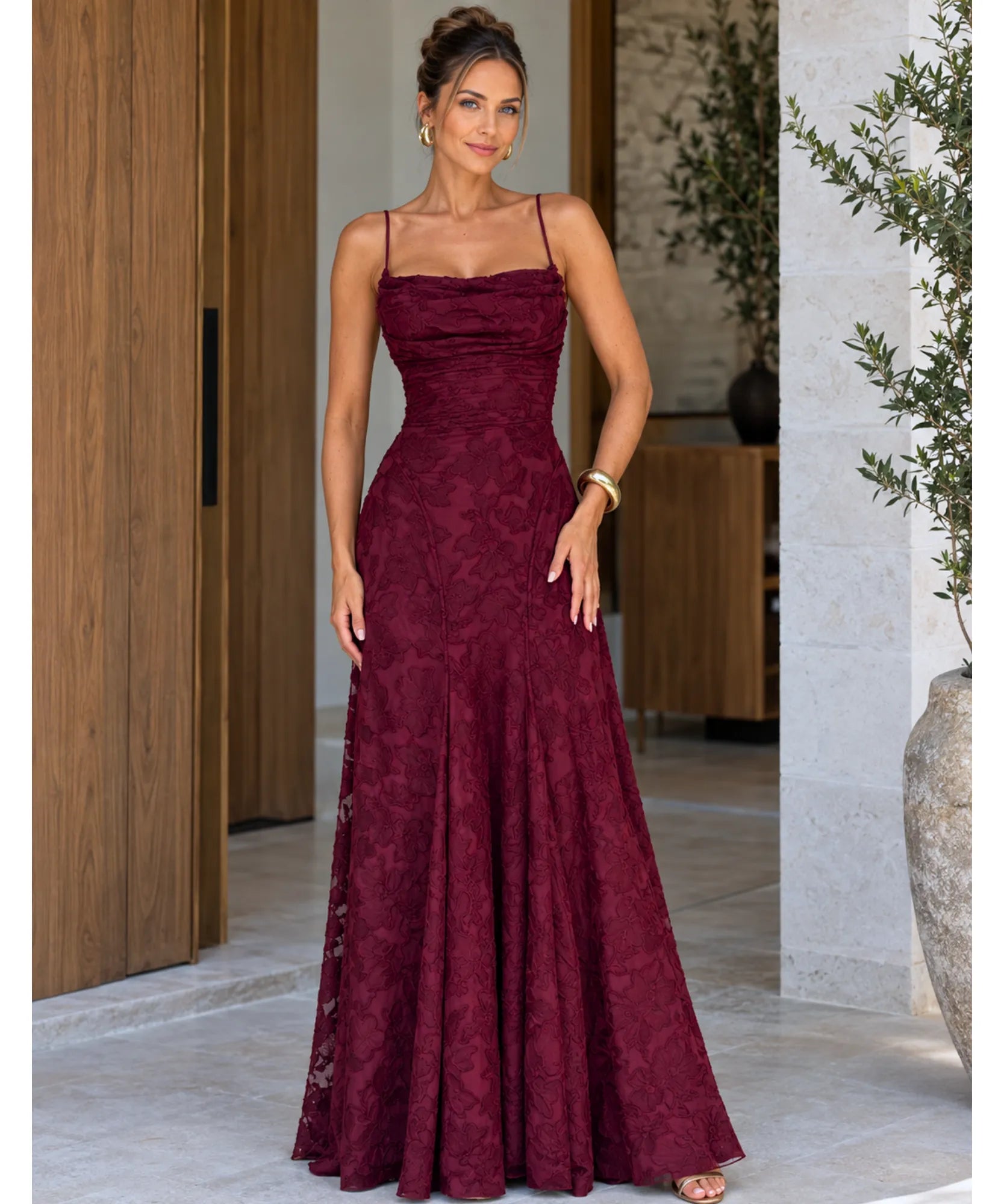 Vestido longo de renda marsala em ambiente interno