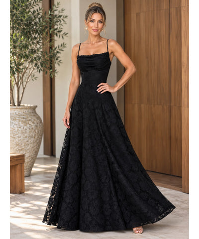 Vestido longo de renda preto com saia evasê