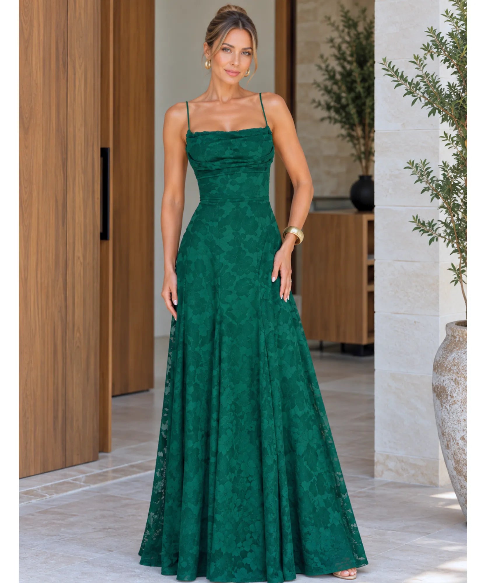 Vestido longo de renda verde esmeralda com corpete franzido