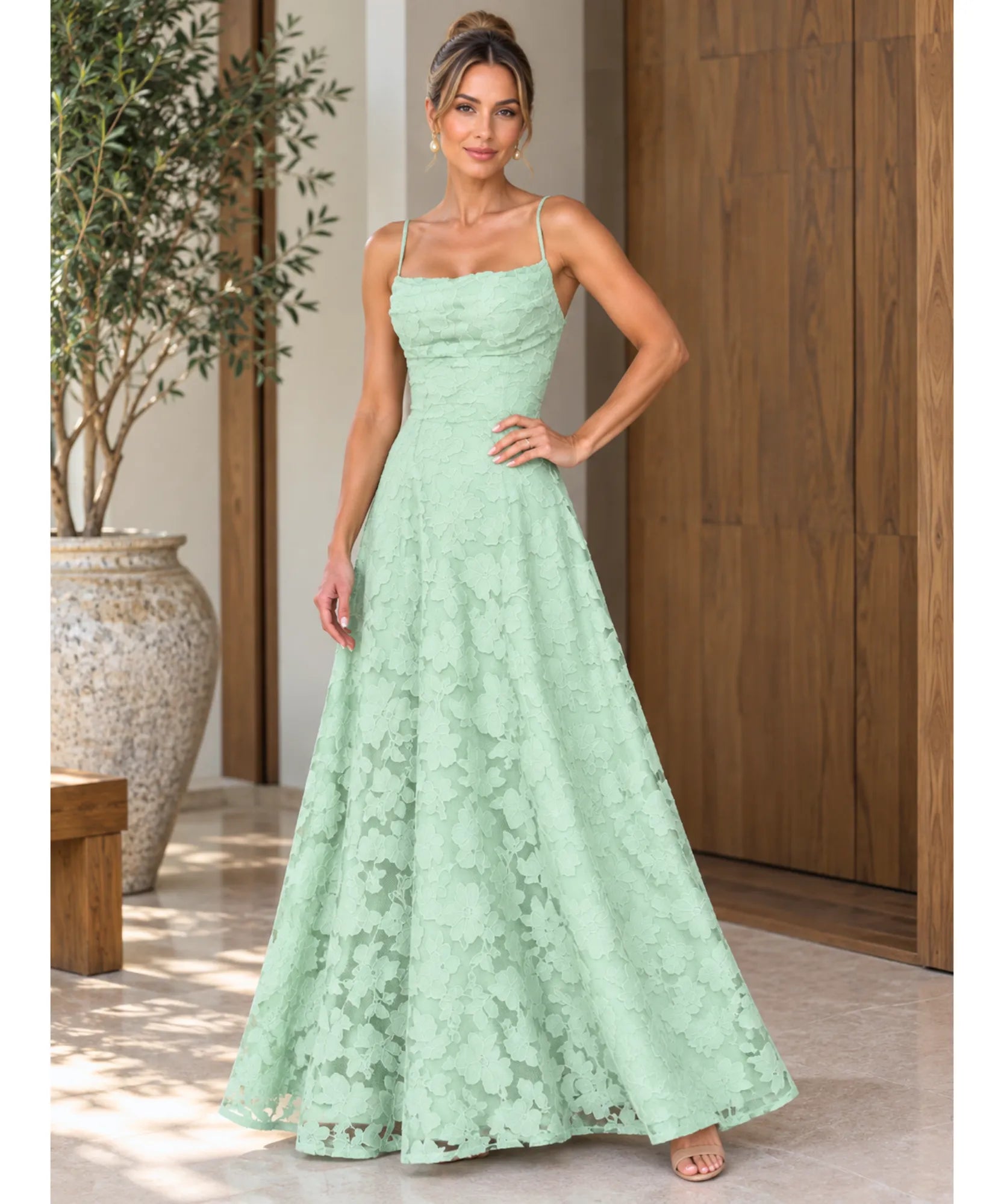 Vestido longo de renda verde menta com decote reto