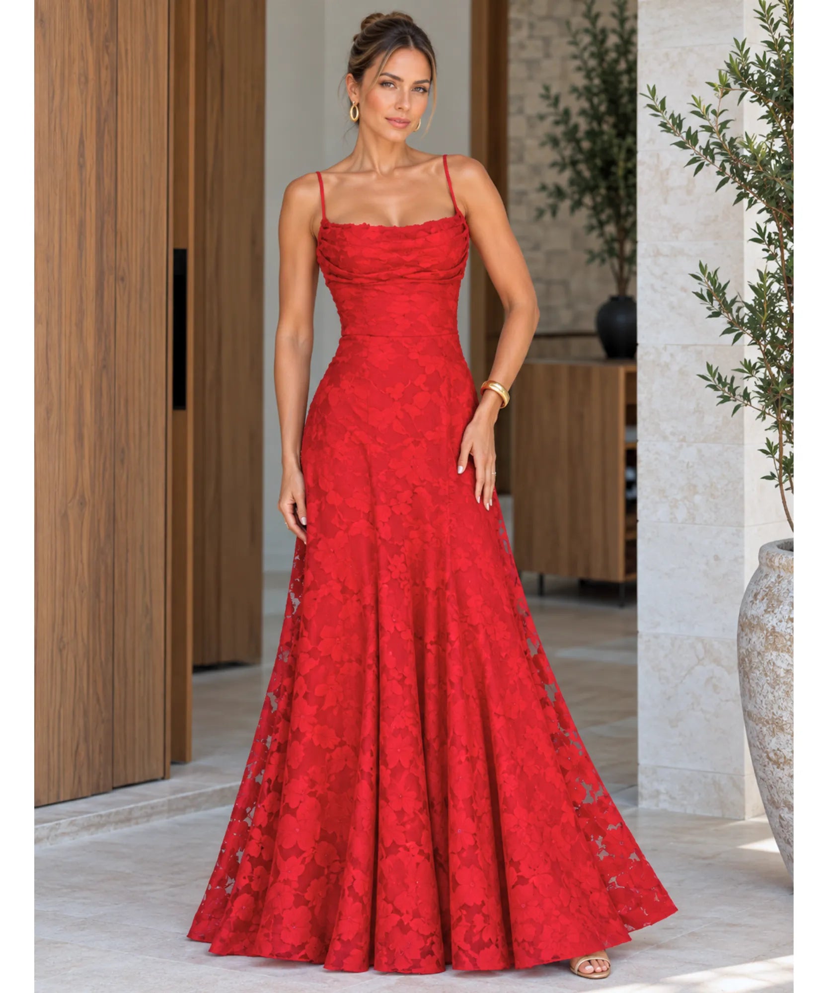 Vestido longo de renda vermelho com saia ampla