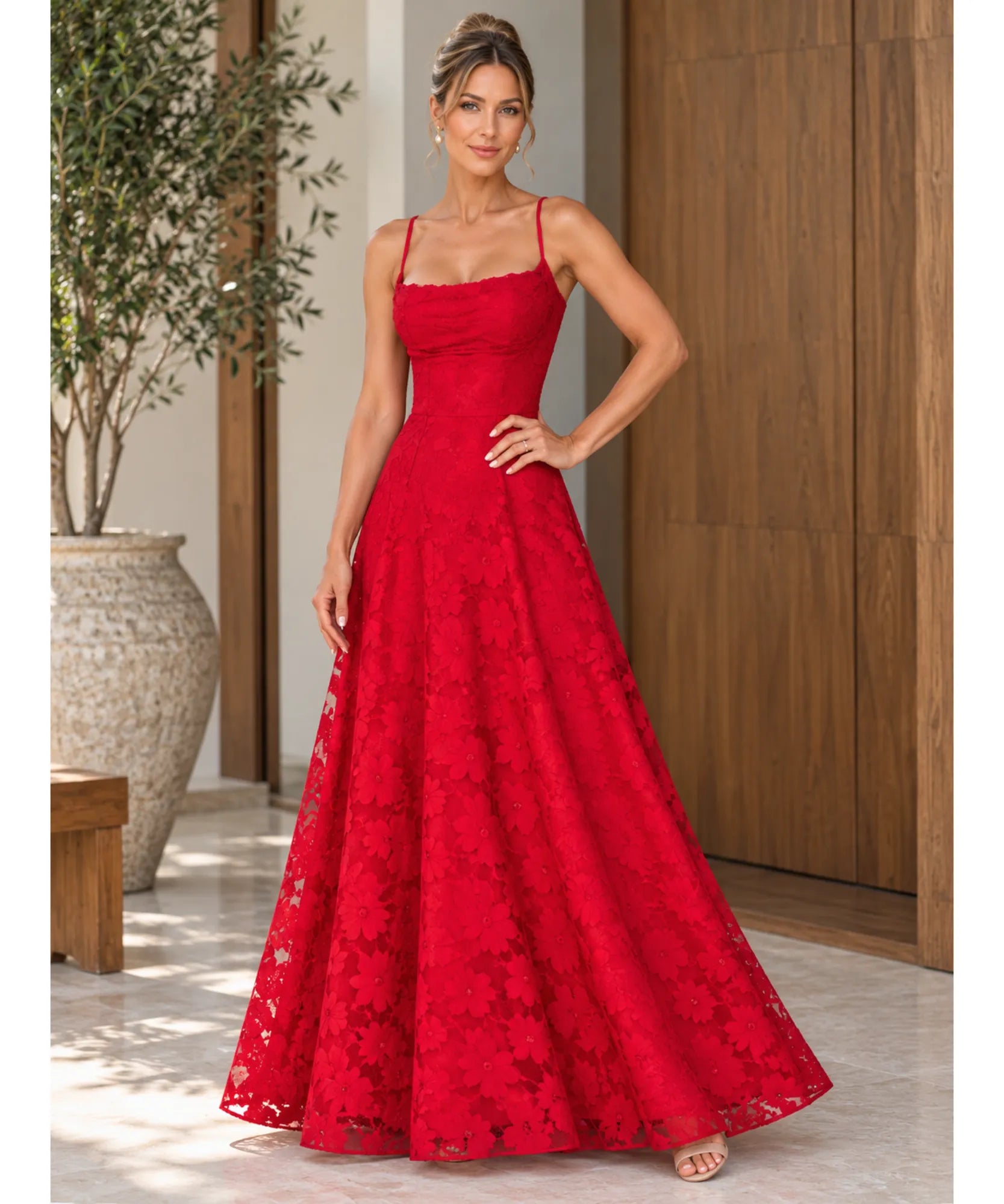 Vestido longo de renda vermelho detalhe do corpete