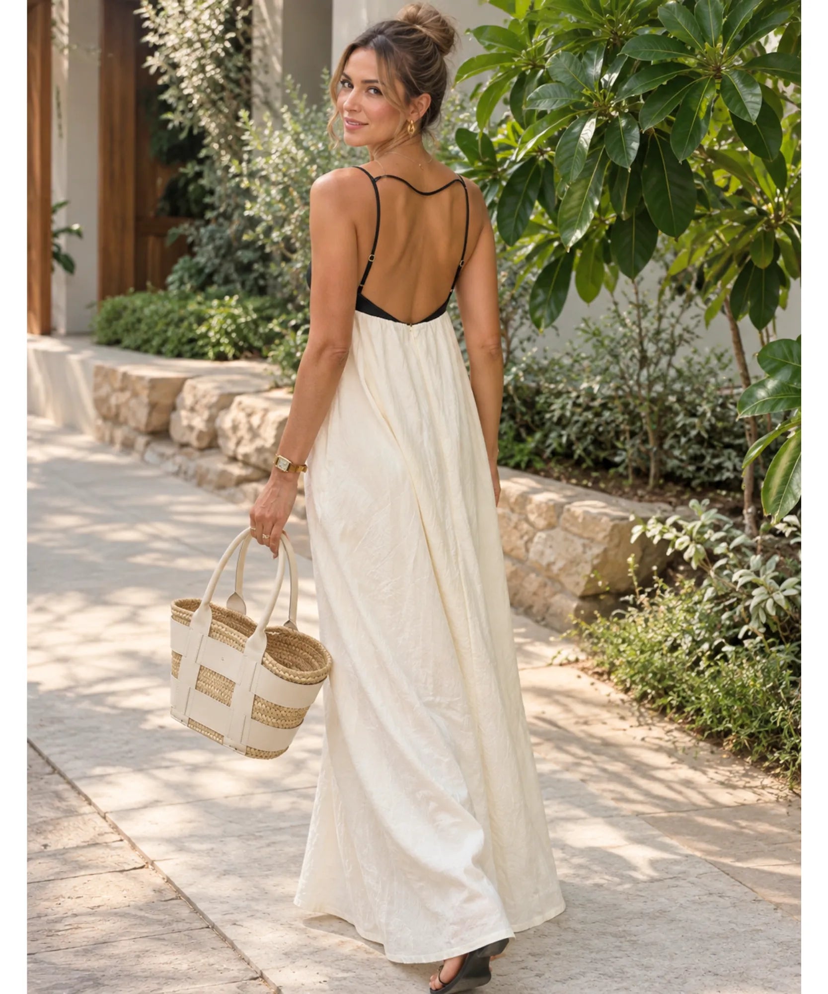Vestido longo decote quadrado preto e branco, vista de costas com decote nas costas