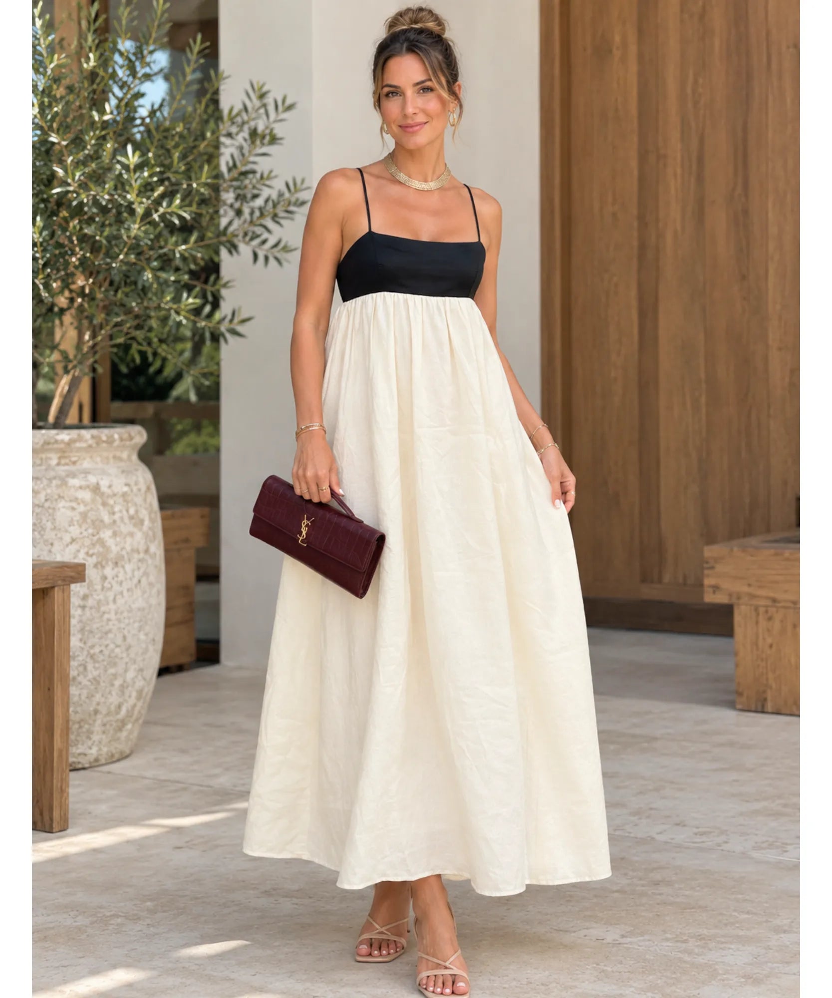 Vestido longo decote quadrado preto e branco, look completo com clutch vinho e sandália nude