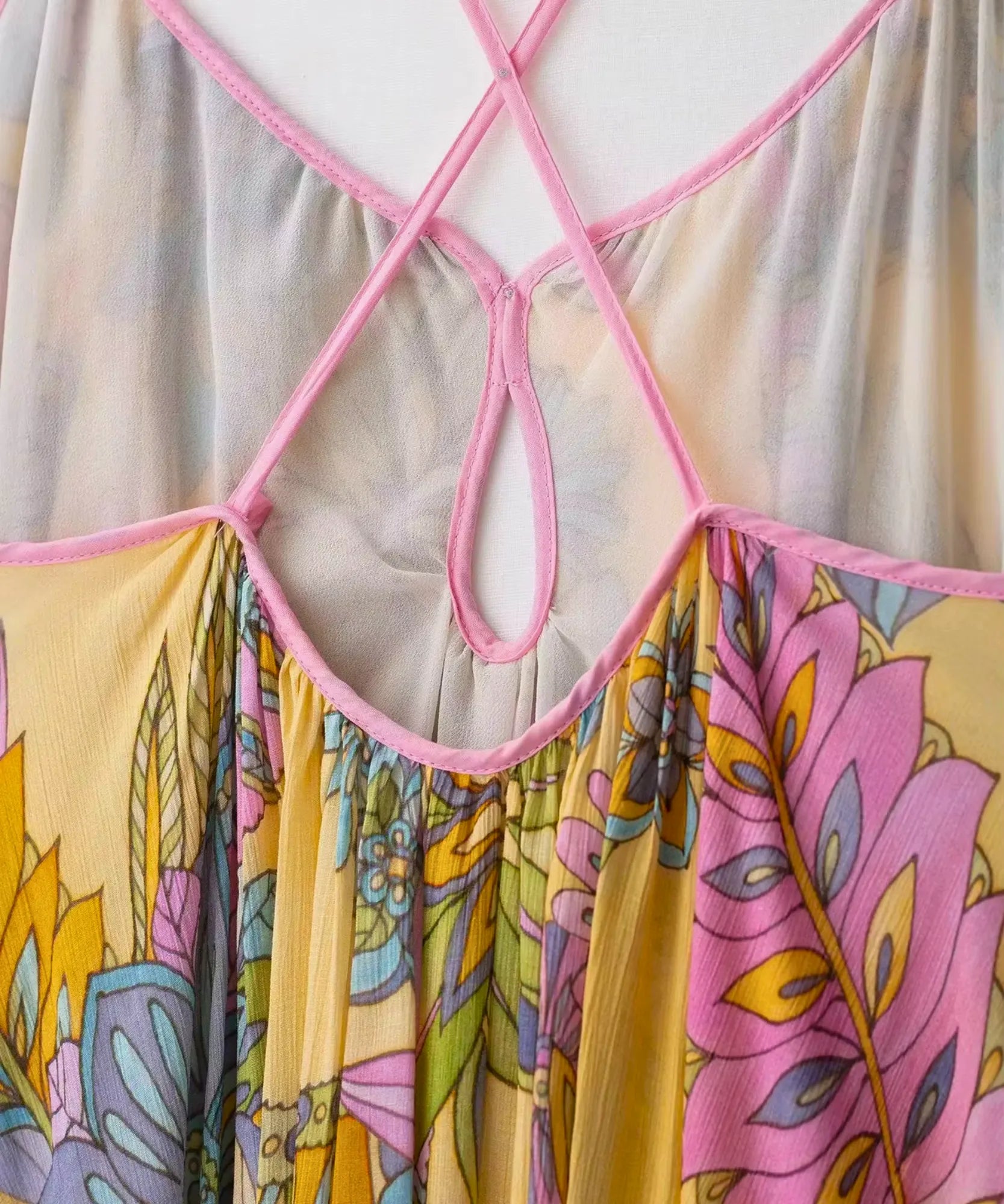 Detalhe das alças finas cruzadas nas costas do vestido longo floral