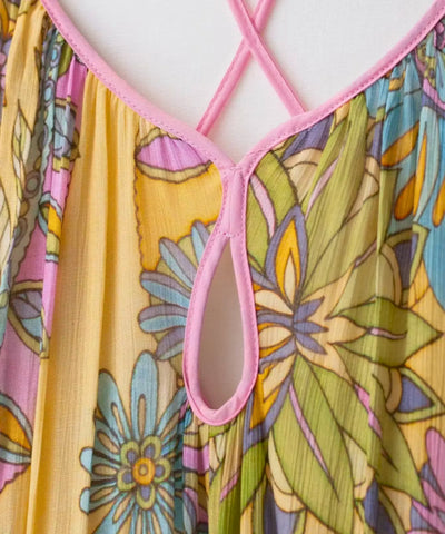Detalhe do decote V e da estampa floral do vestido longo amarelo
