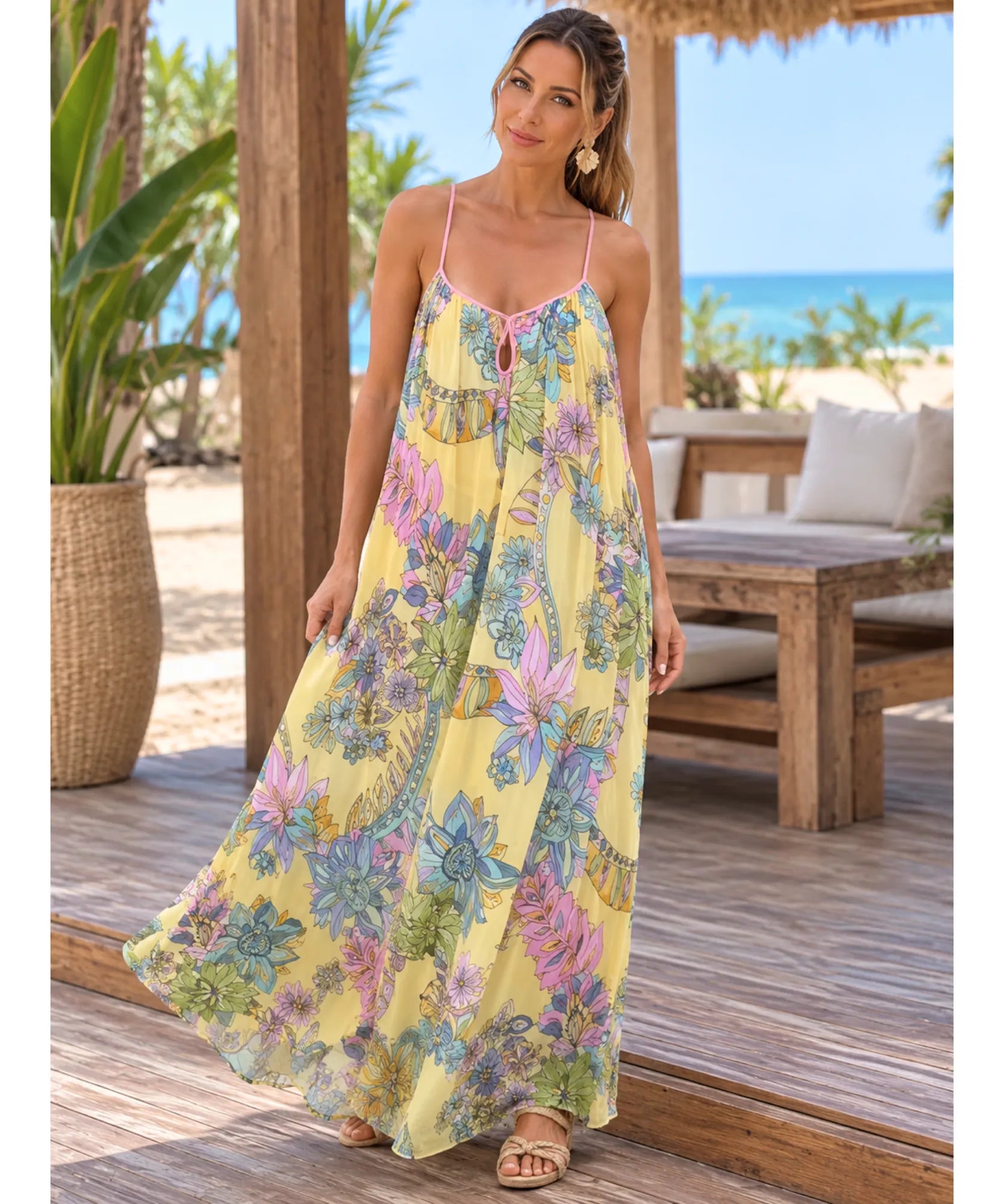 Vestido longo floral amarelo boho, modelo de frente com vista para o mar
