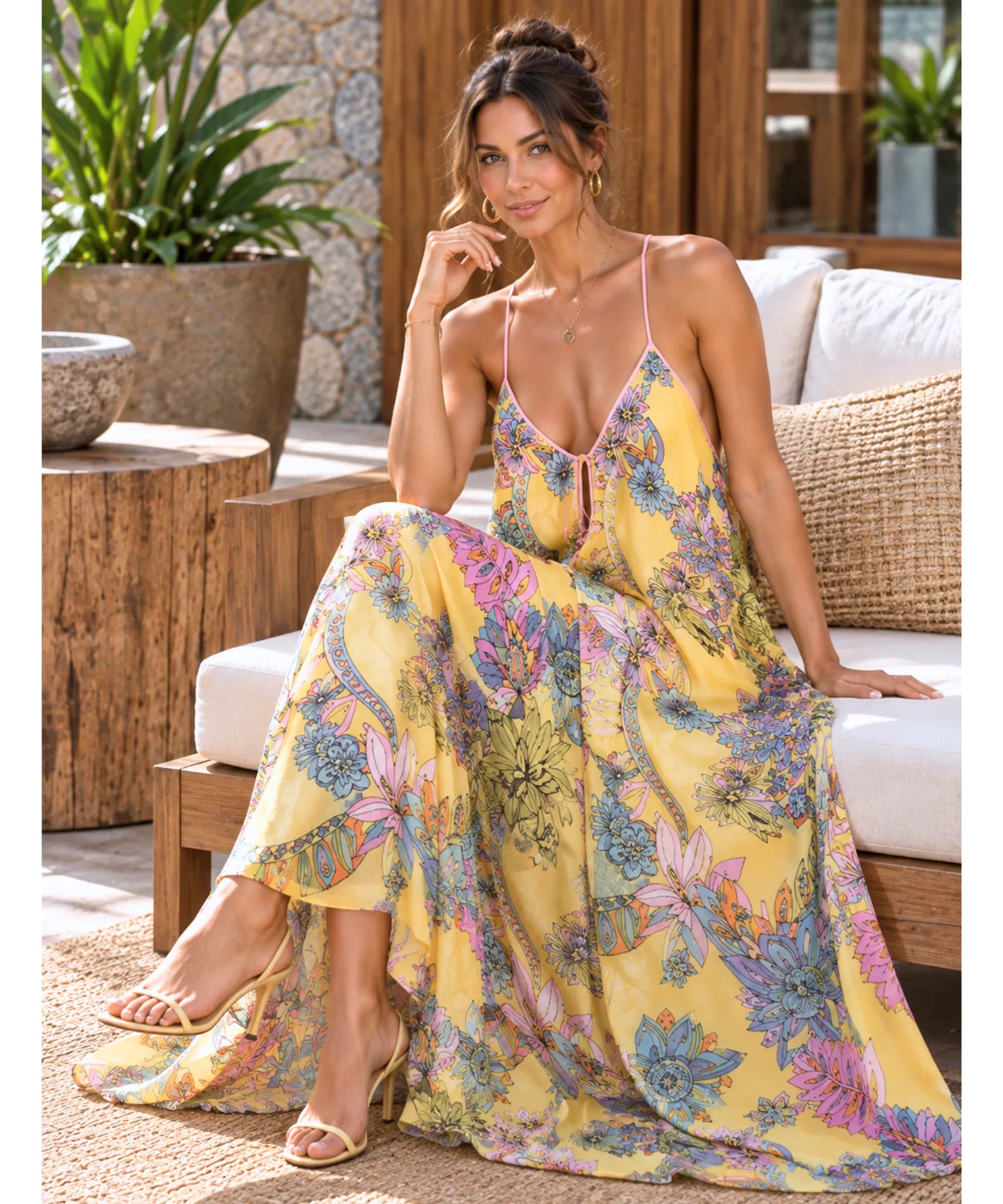 Vestido longo floral amarelo, modelo sentada de frente