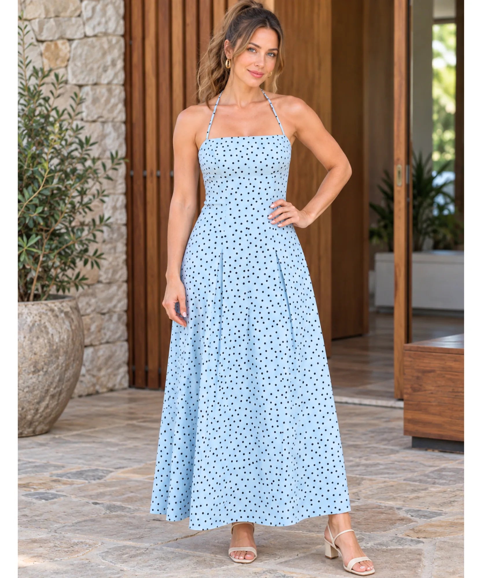 Vestido longo azul serenity de poá com alças no pescoço