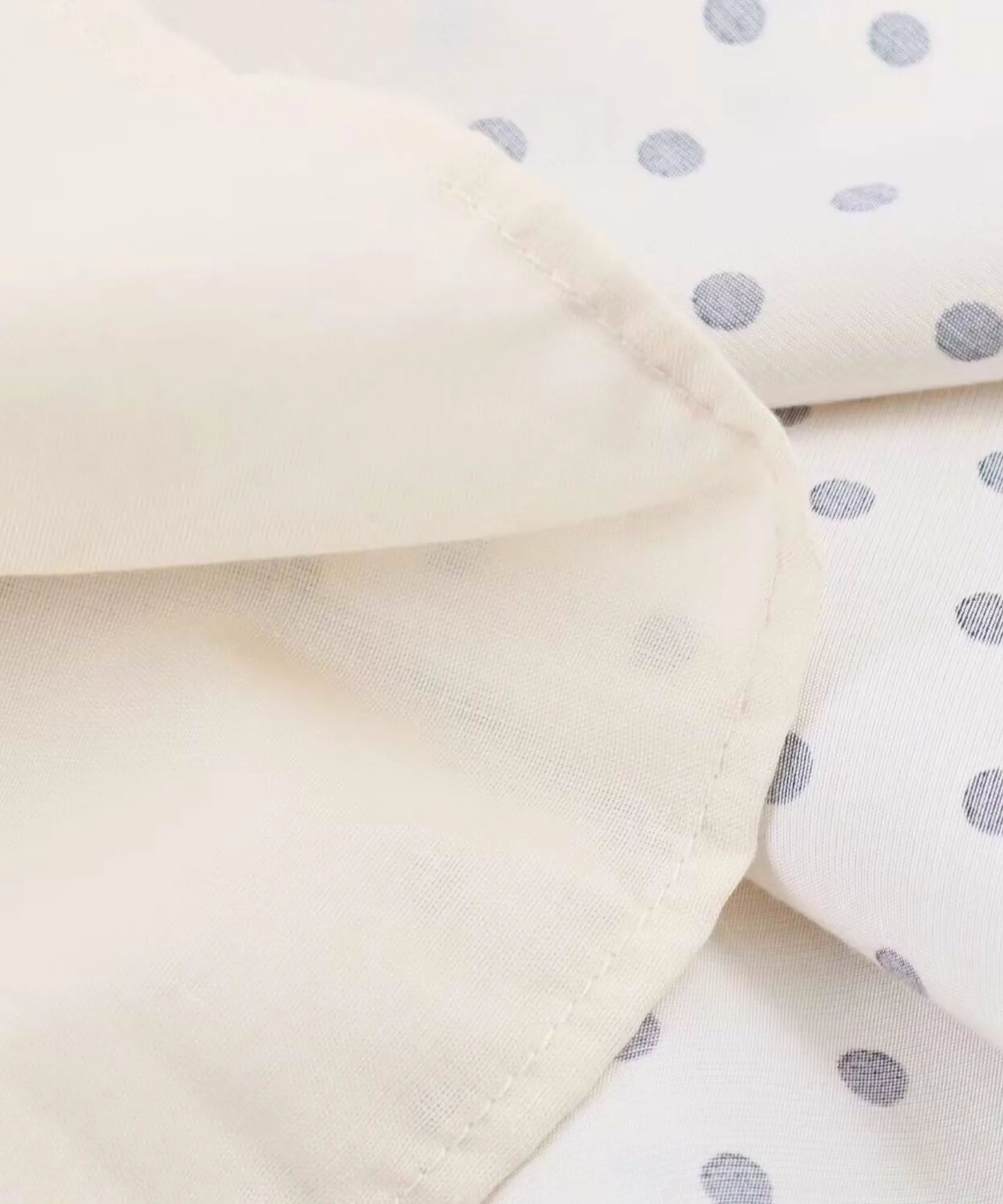 Detalhe do forro interno do vestido longo branco de poá