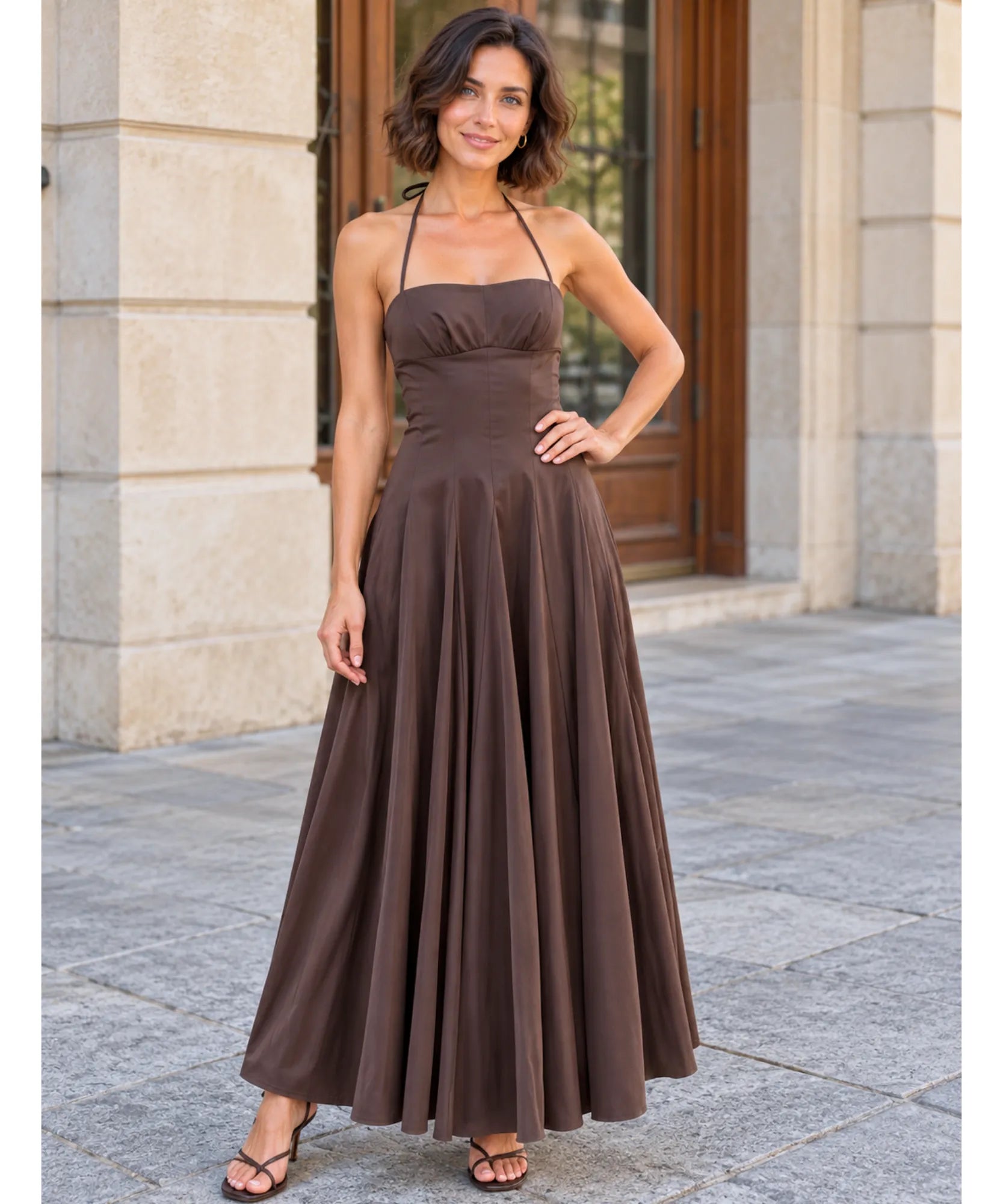 Vestido longo marrom frente única com corpete ajustado vista de frente