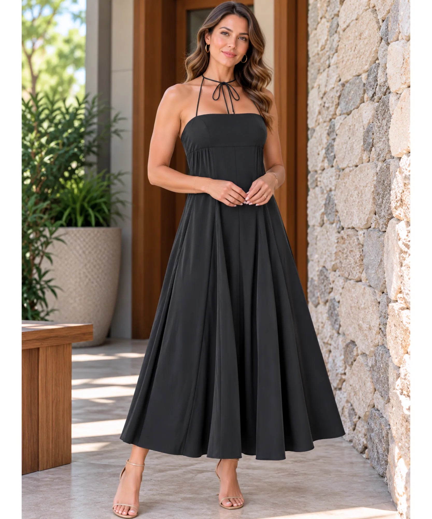 Vestido longo preto com amarração no pescoço e saia rodada