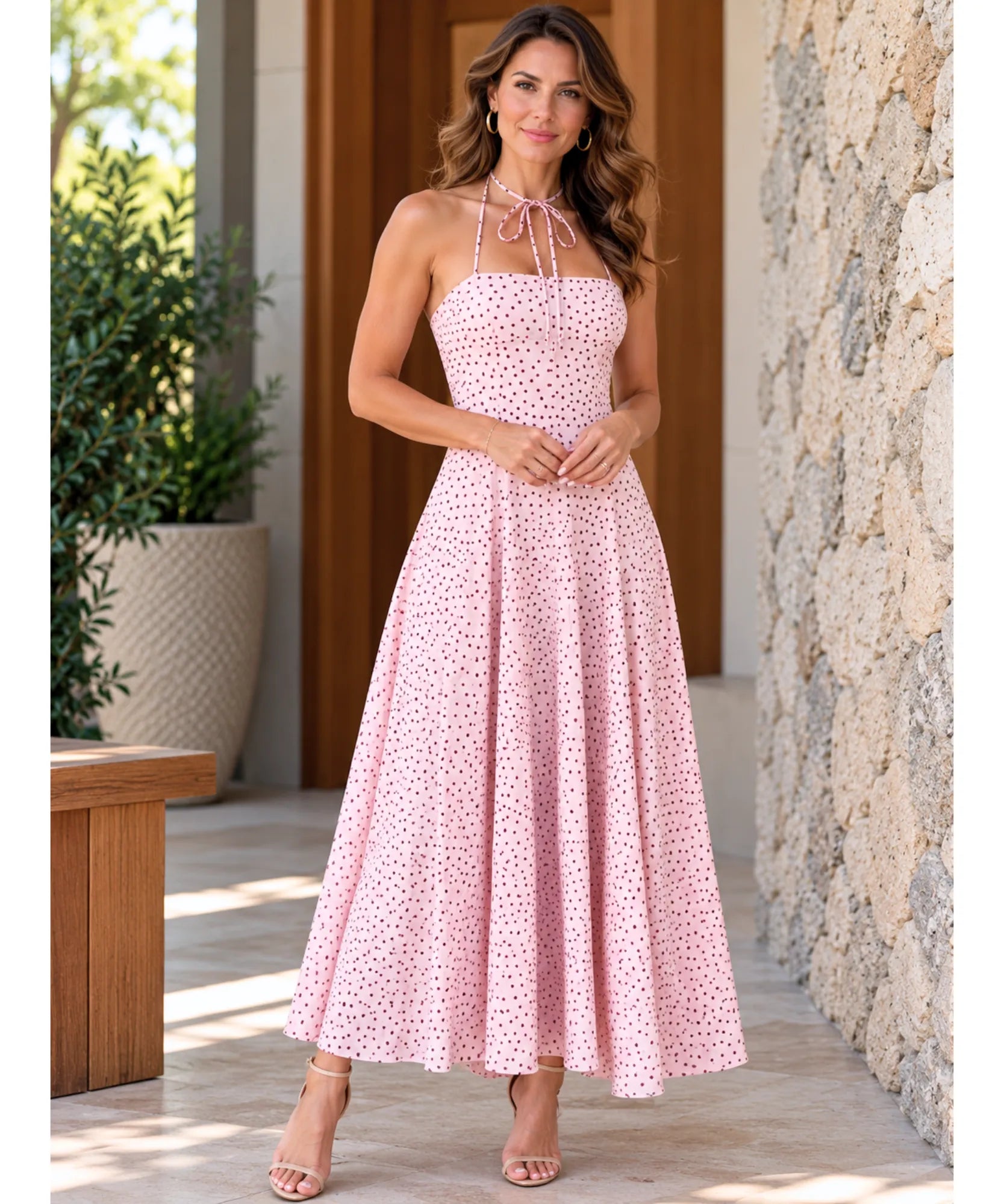 Vestido longo rosa de poá com saia evasê de corpo inteiro