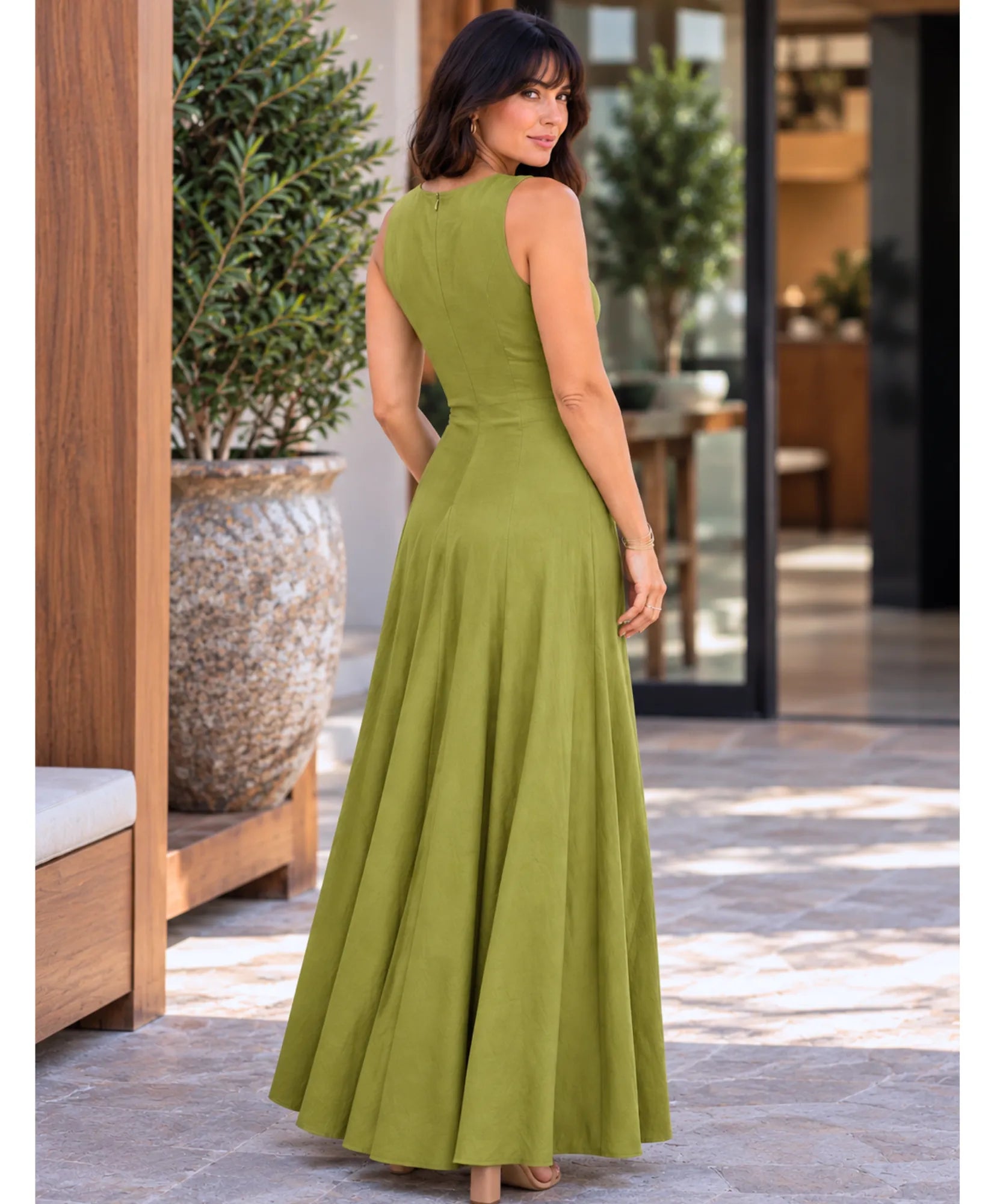 Vestido longo de linho verde, vista de costas com caimento solto