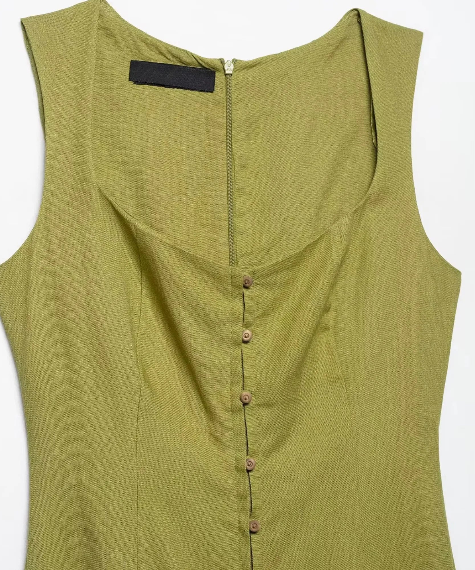 Vestido longo de linho verde, detalhe dos botões frontais e zíper nas costas