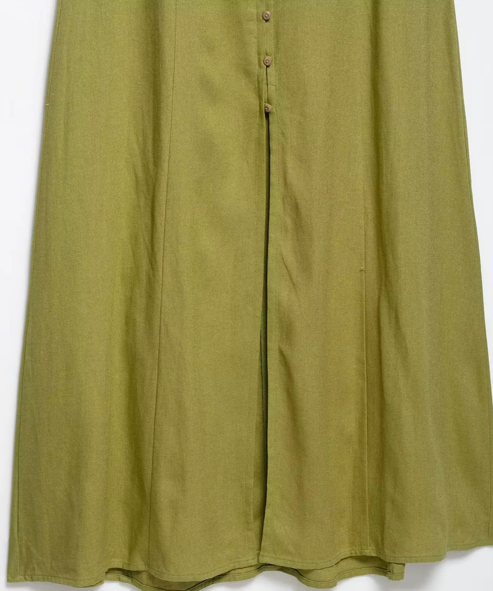 Vestido longo de linho verde, detalhe da textura do tecido e caimento