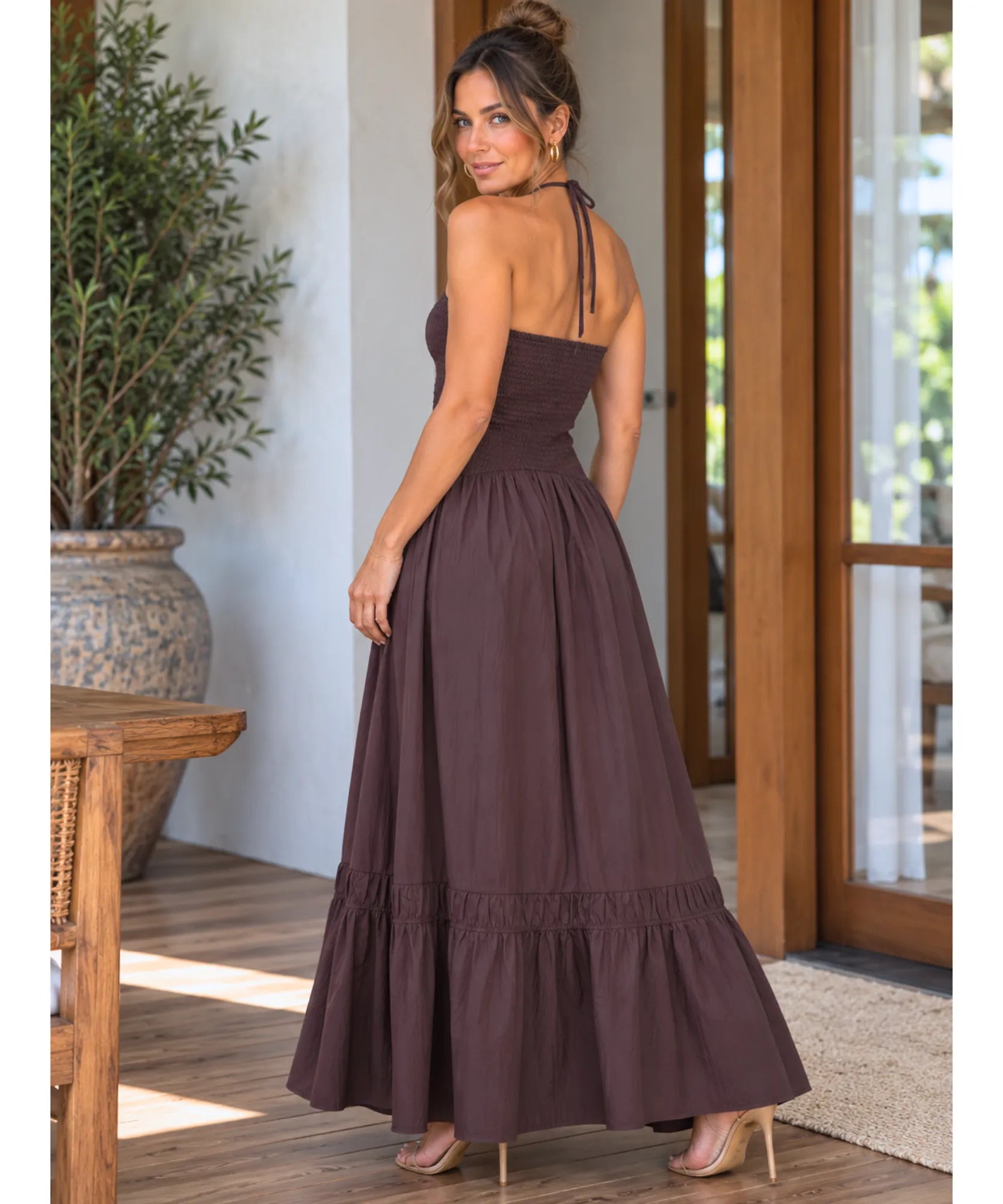 Vestido longo marrom com amarração halter nas costas