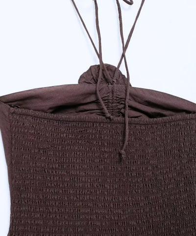 Detalhe do elástico franzido nas costas do vestido halter marrom