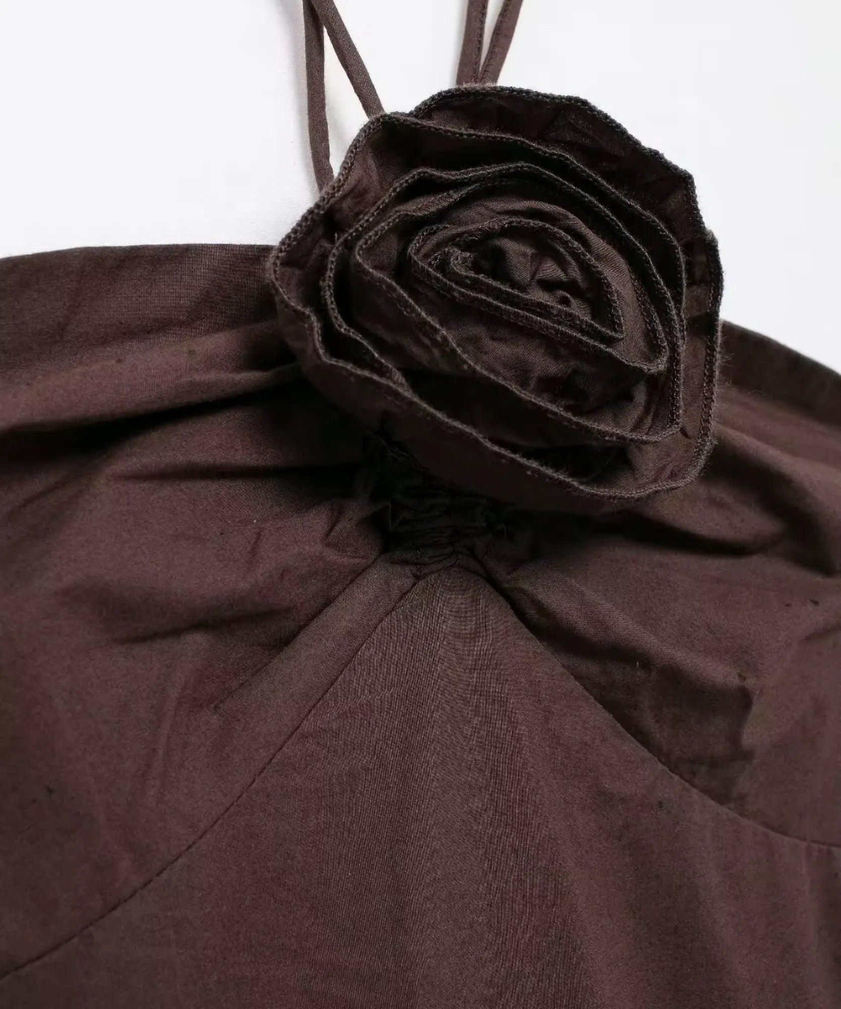 Detalhe do aplique floral de tecido no busto do vestido marrom