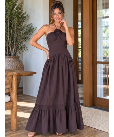 Vestido longo marrom halter, detalhe da pose com aplique floral no busto