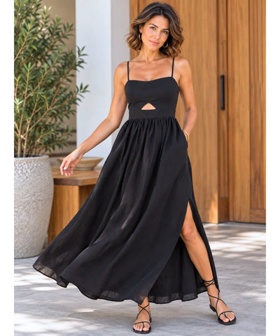 Vestido longo preto elegante em movimento, mostrando a fenda lateral