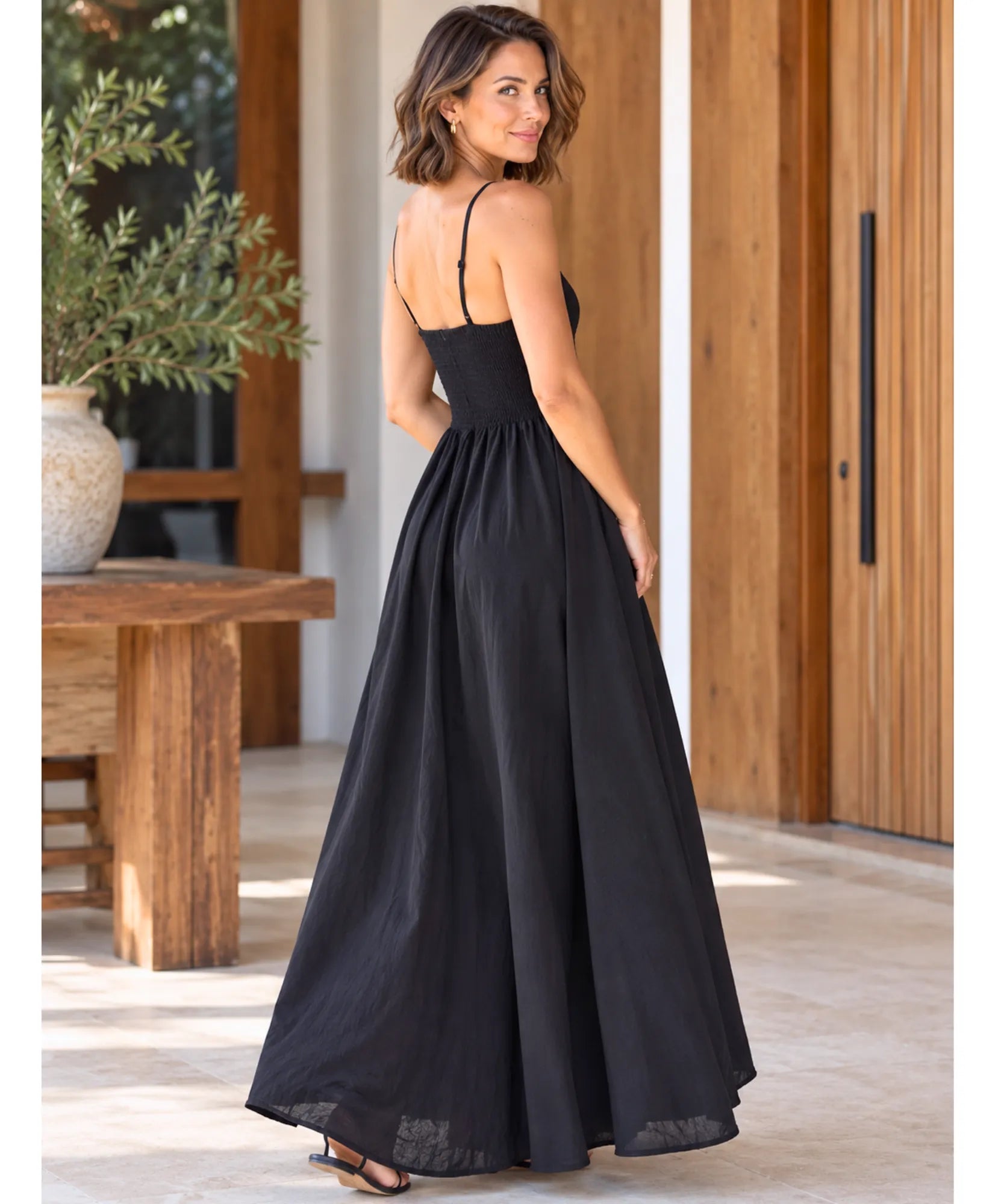 Vestido longo preto elegante, vista de costas com alças finas