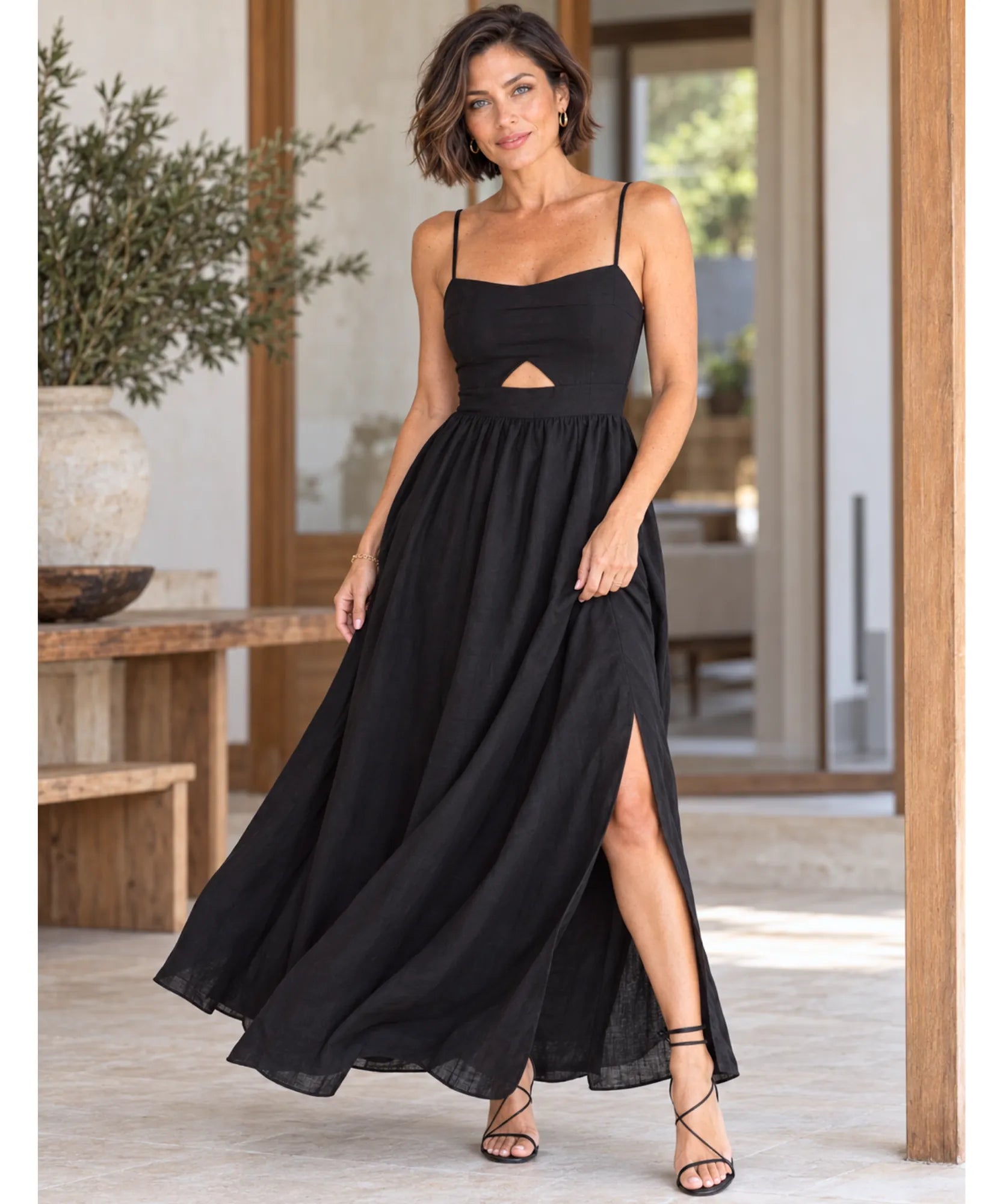 Vestido longo preto elegante com fenda lateral na saia, vista de frente