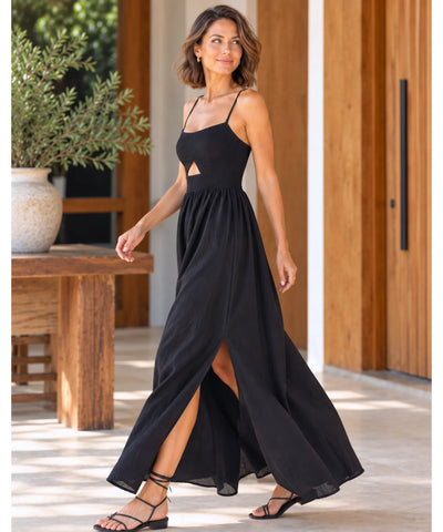 Vestido longo preto elegante de perfil com fenda lateral na saia