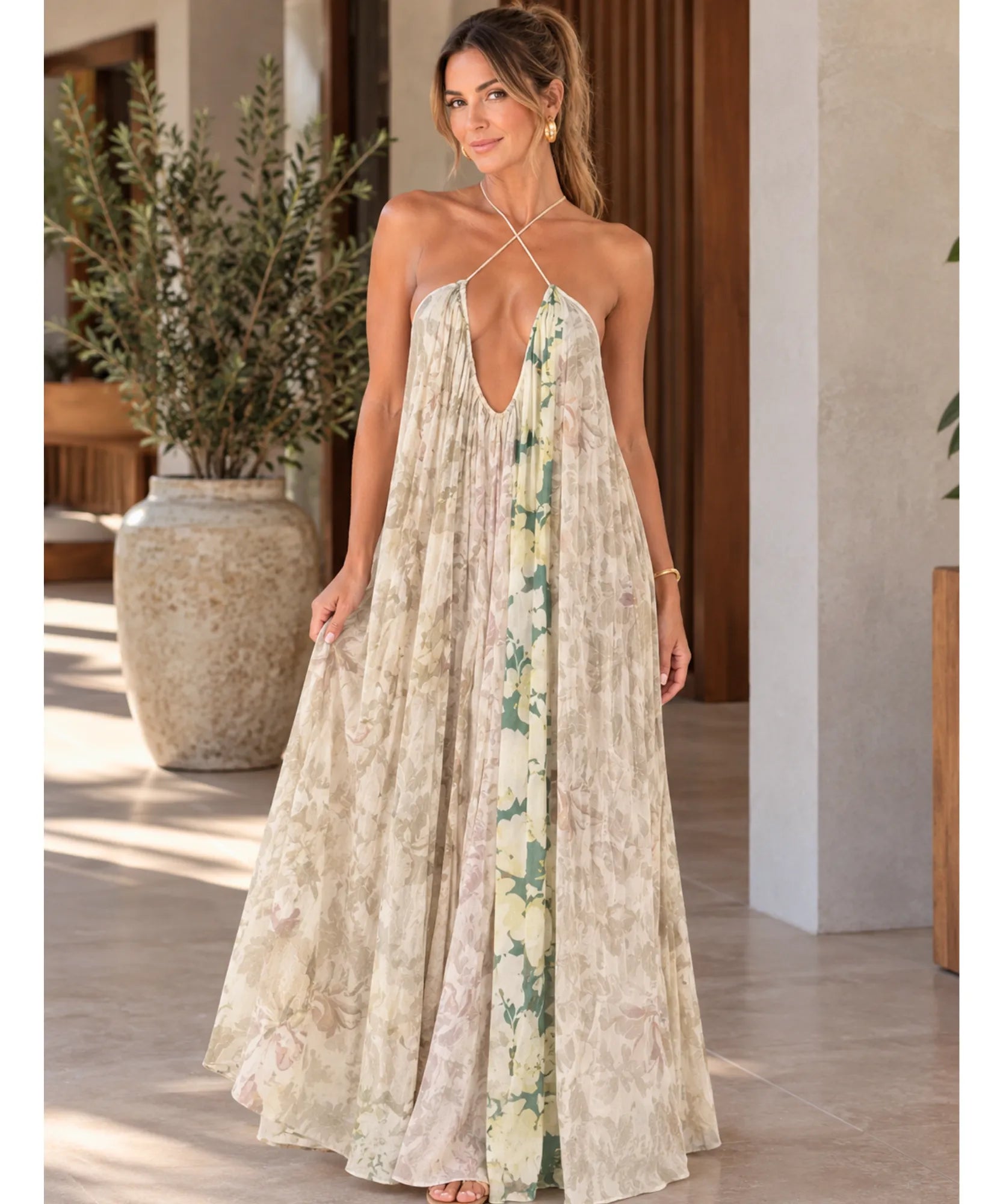 Vestido longo estampado boho com decote e alças cruzadas, modelo de frente