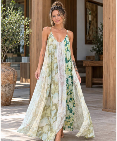 Detalhe do decote e das alças finas do vestido longo estampado boho