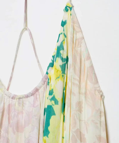 Detalhe da estampa tie-dye verde e amarela do vestido longo boho