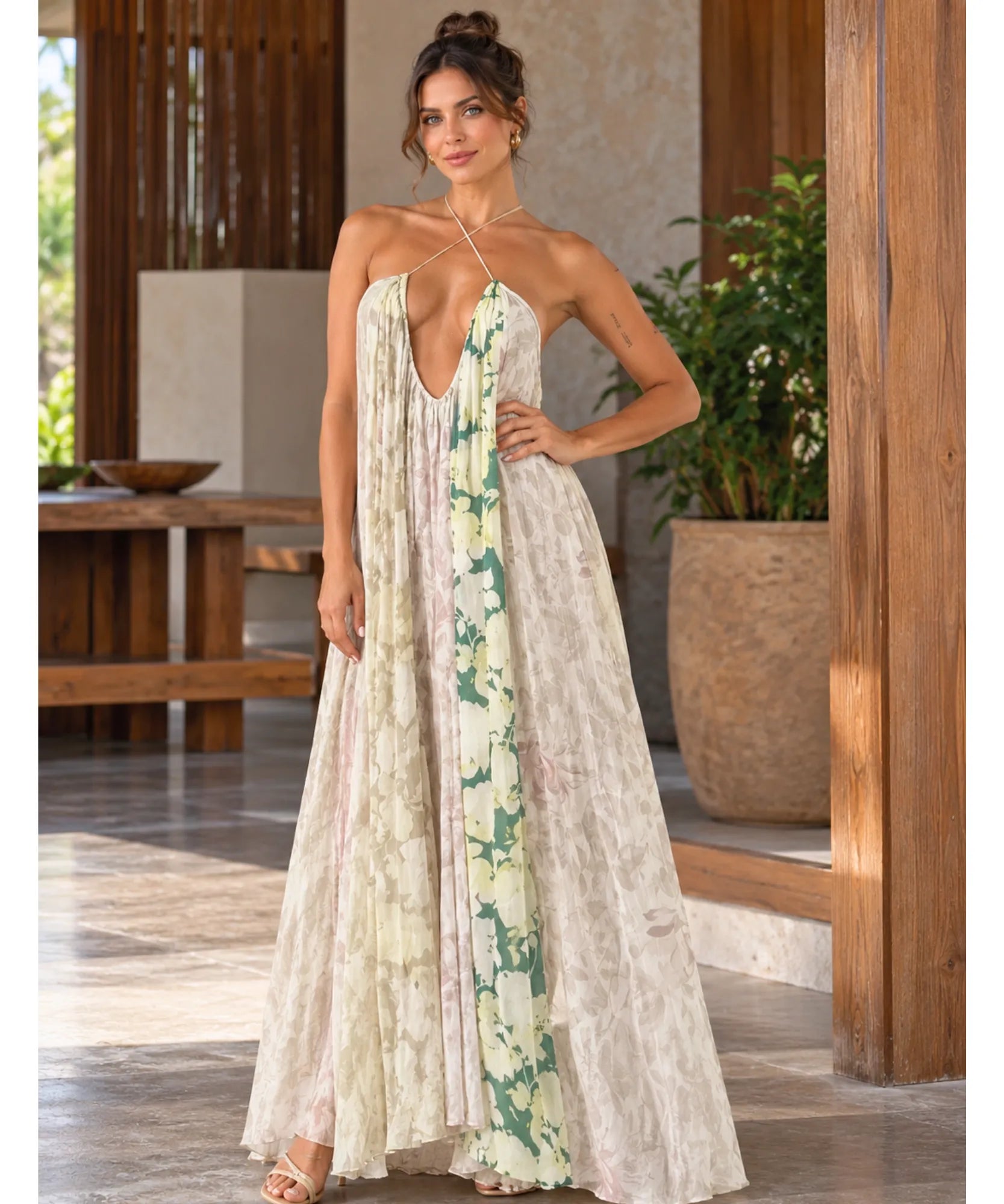 Vestido longo estampado boho tie-dye verde e rosa, modelo de frente de corpo inteiro