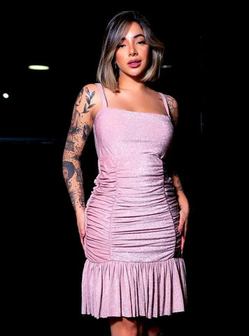 Vestido Curto de Tule Franzido com Babado Rosa. Sofisticado, com modelagem impecável e franzidos estratégicos. Elegância e leveza para ocasiões especiais.