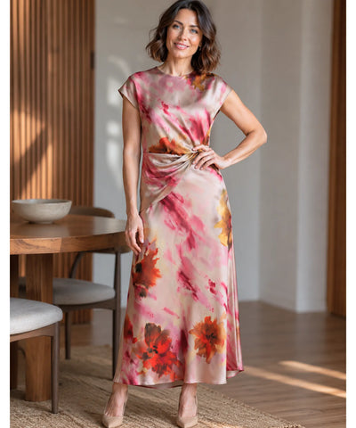 Vestido midi estampado de cetim floral em look de dia com scarpin