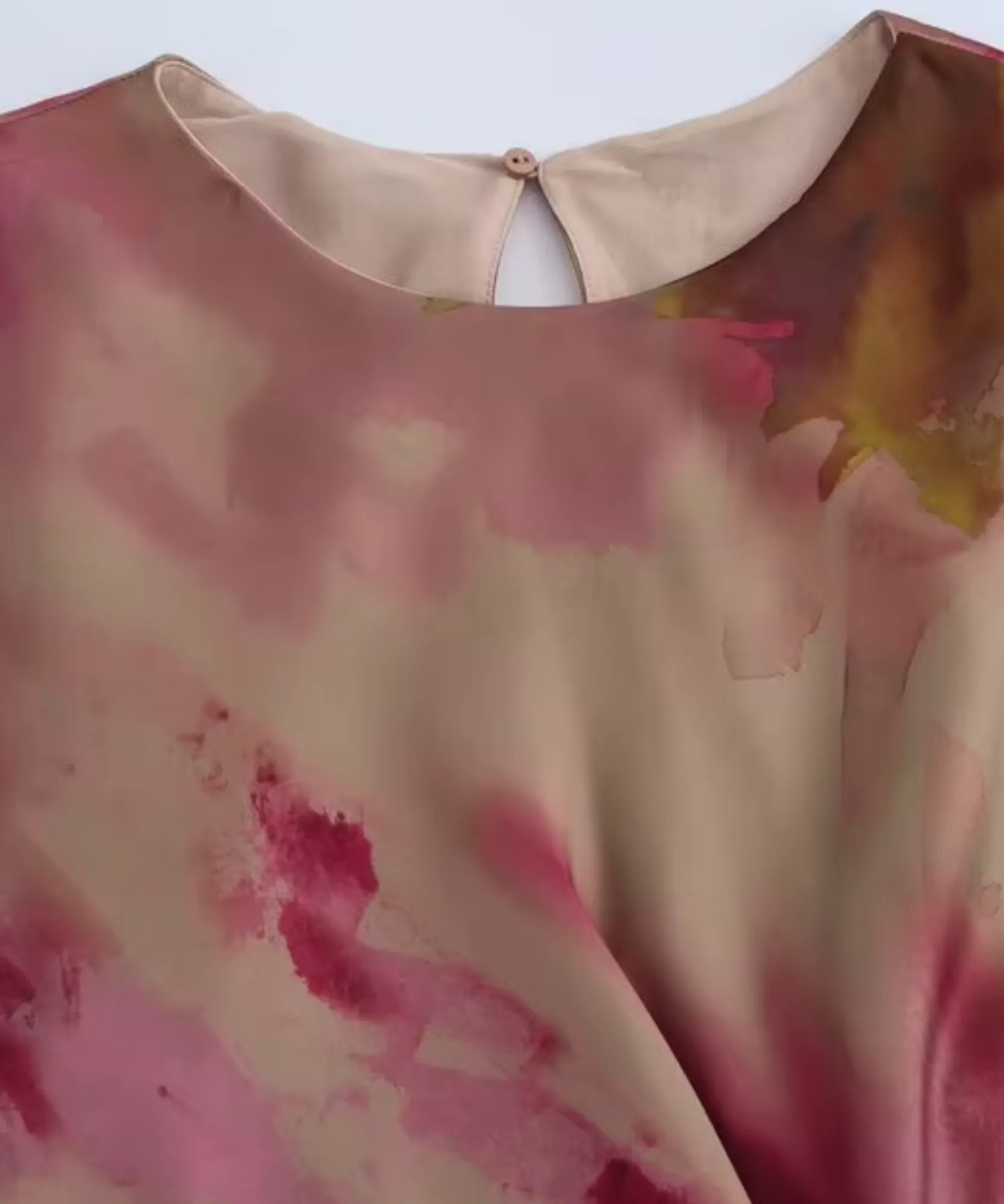 Vestido midi estampado gola redonda com abertura gota e botão nas costas
