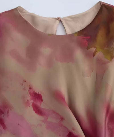 Vestido midi estampado gola redonda com abertura gota e botão nas costas