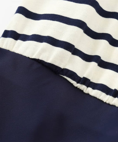 Detalhe da barra da saia e do punho da manga do vestido midi listrado azul marinho