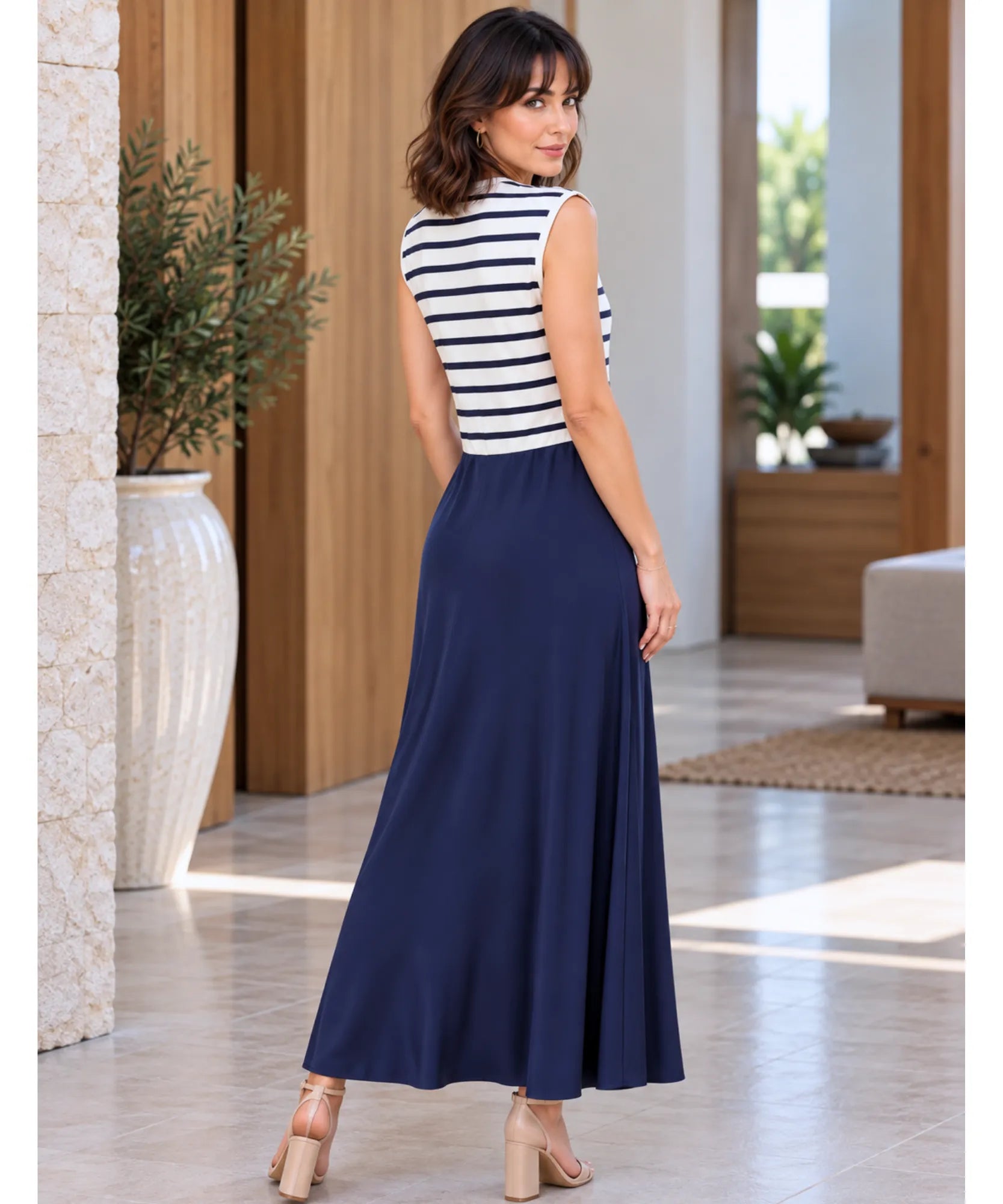 Vestido midi listrado azul marinho, modelo andando, corpo inteiro