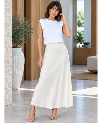 Vestido midi listrado bege, modelo de frente, corpo inteiro