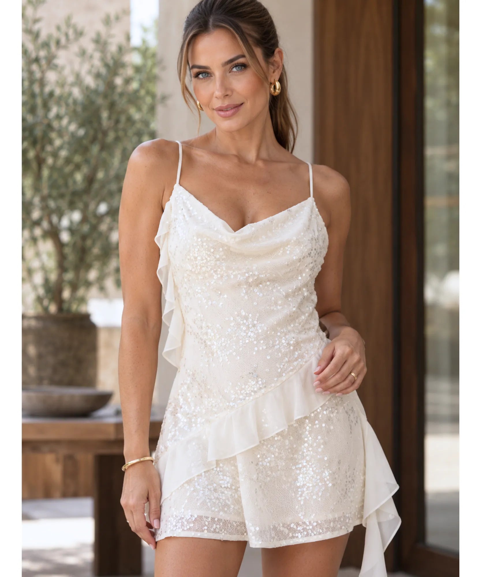 Vestido curto paetê off white com alcinha, detalhe frontal