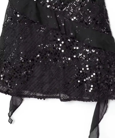 Vestido curto paetê preto, detalhe do laço na barra