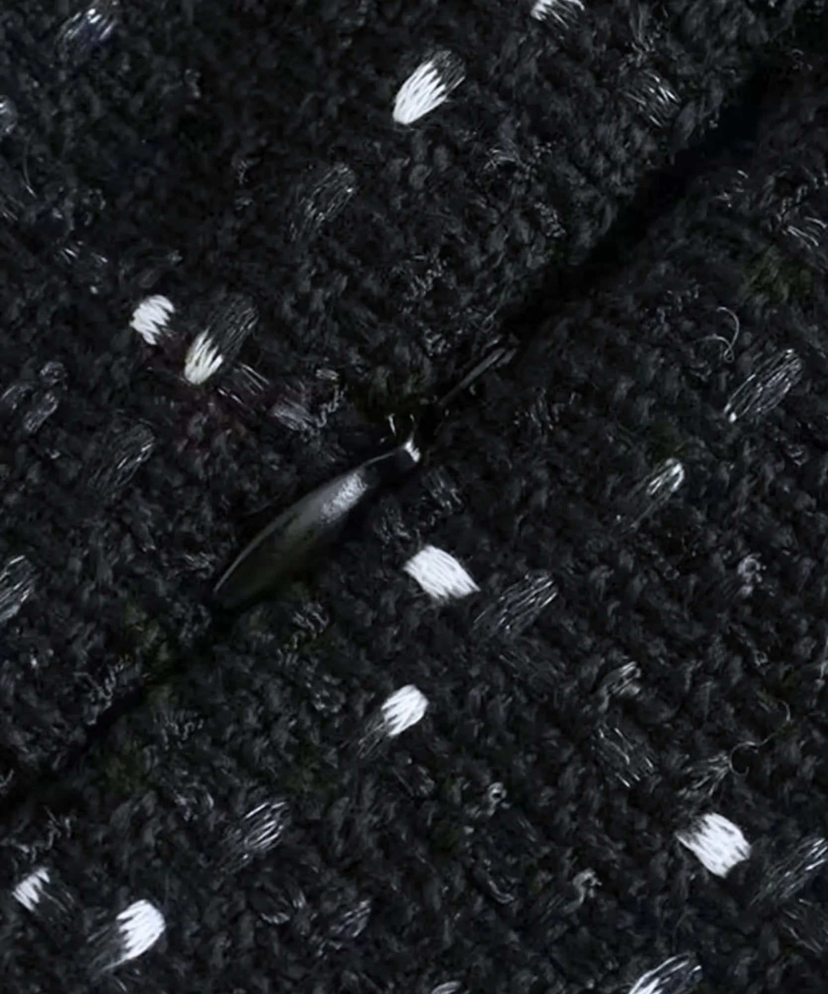 Detalhe macro do tecido com paetê prateado do vestido preto